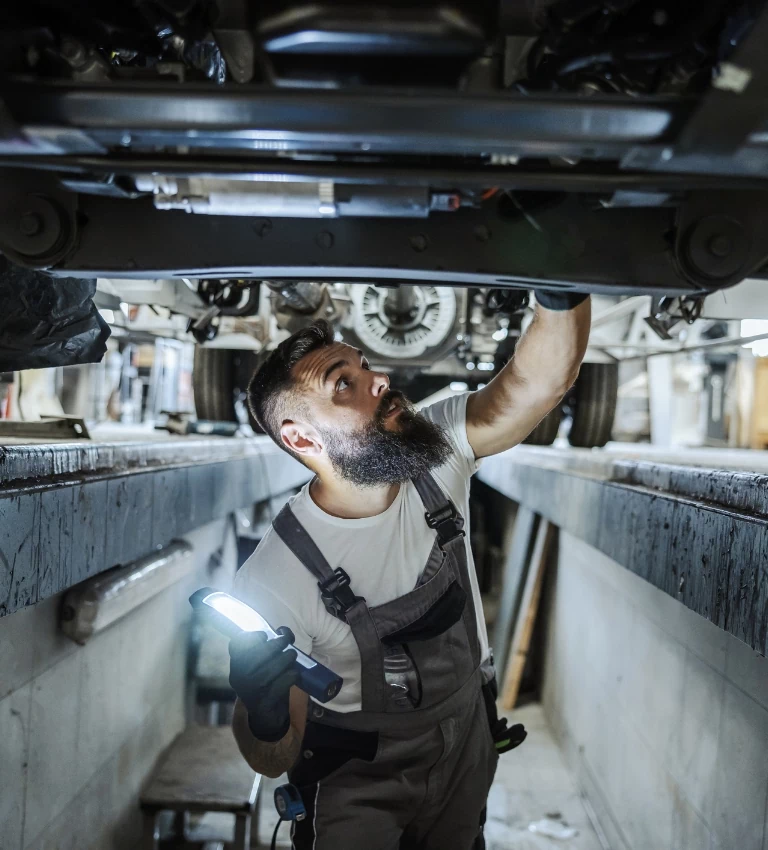 mechanik sprawdza podwozie auta